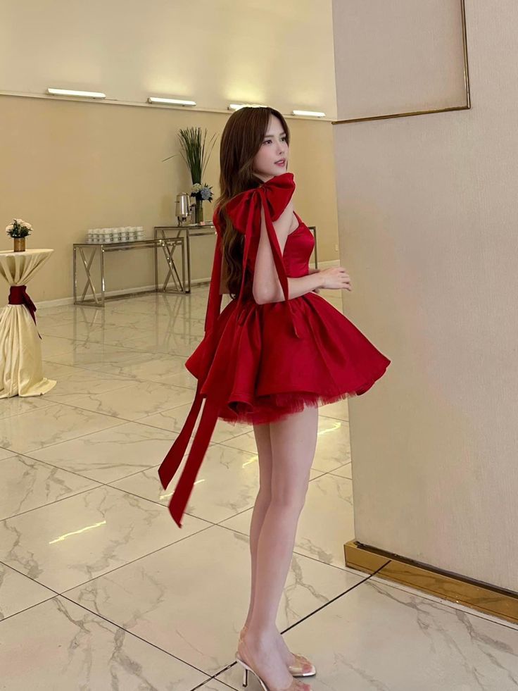 Robe de soirée courte en satin bordeaux avec bretelles et nœud papillon pour anniversaire/fête nv3081