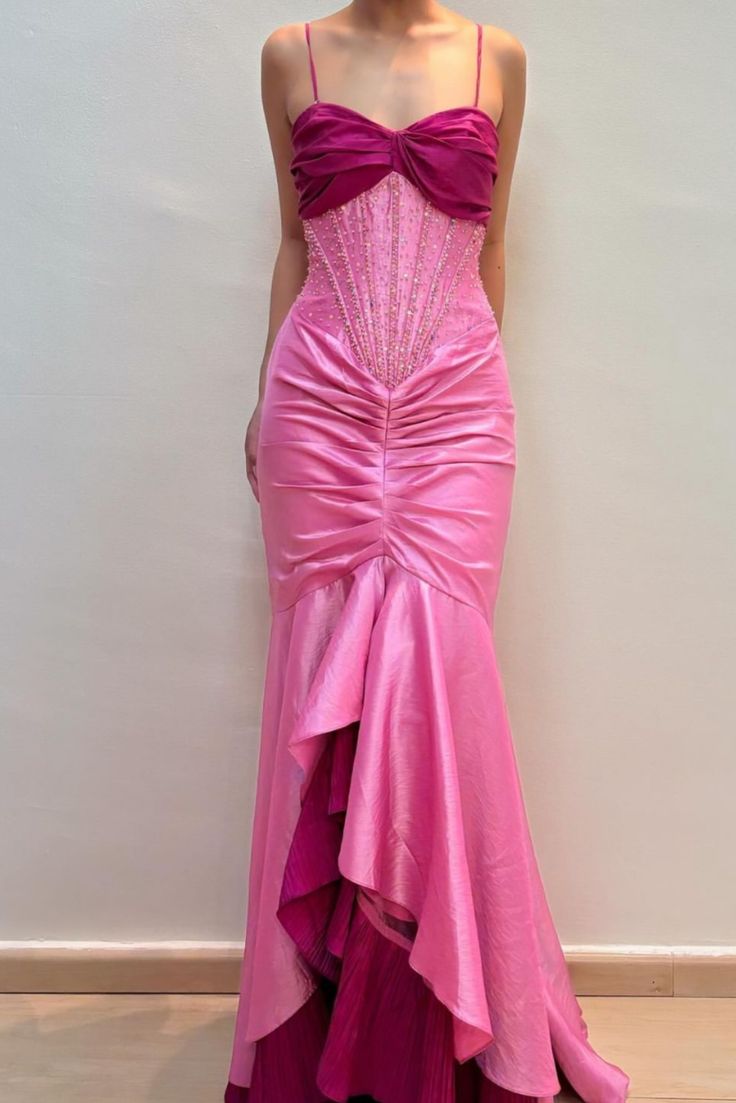 Rosa Vintage-Mode Exquisite Perlen Spaghetti Strap Lange Satin Rüschen Ballkleid Abendkleid Partykleid nv3556