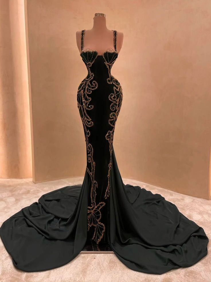 Robe de soirée longue en satin noir, élégante et ornée de perles raffinées, de NiceVestidos. NV6143