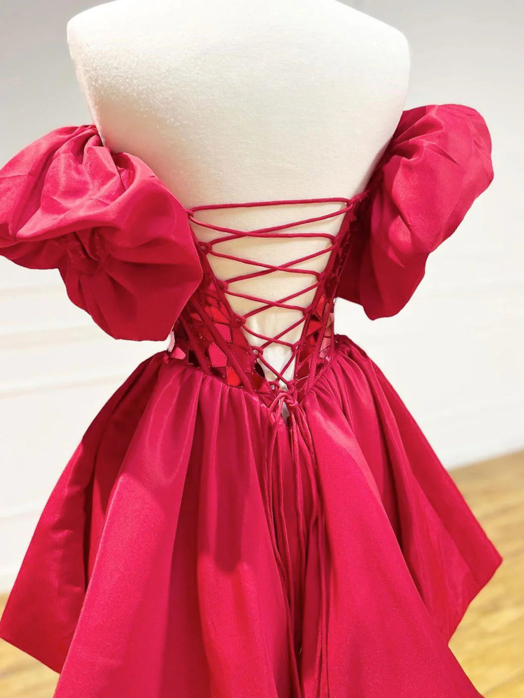 Mini/Kurzes rotes Satin-Ballkleid, kurzes Homecoming-Kleid nv1544