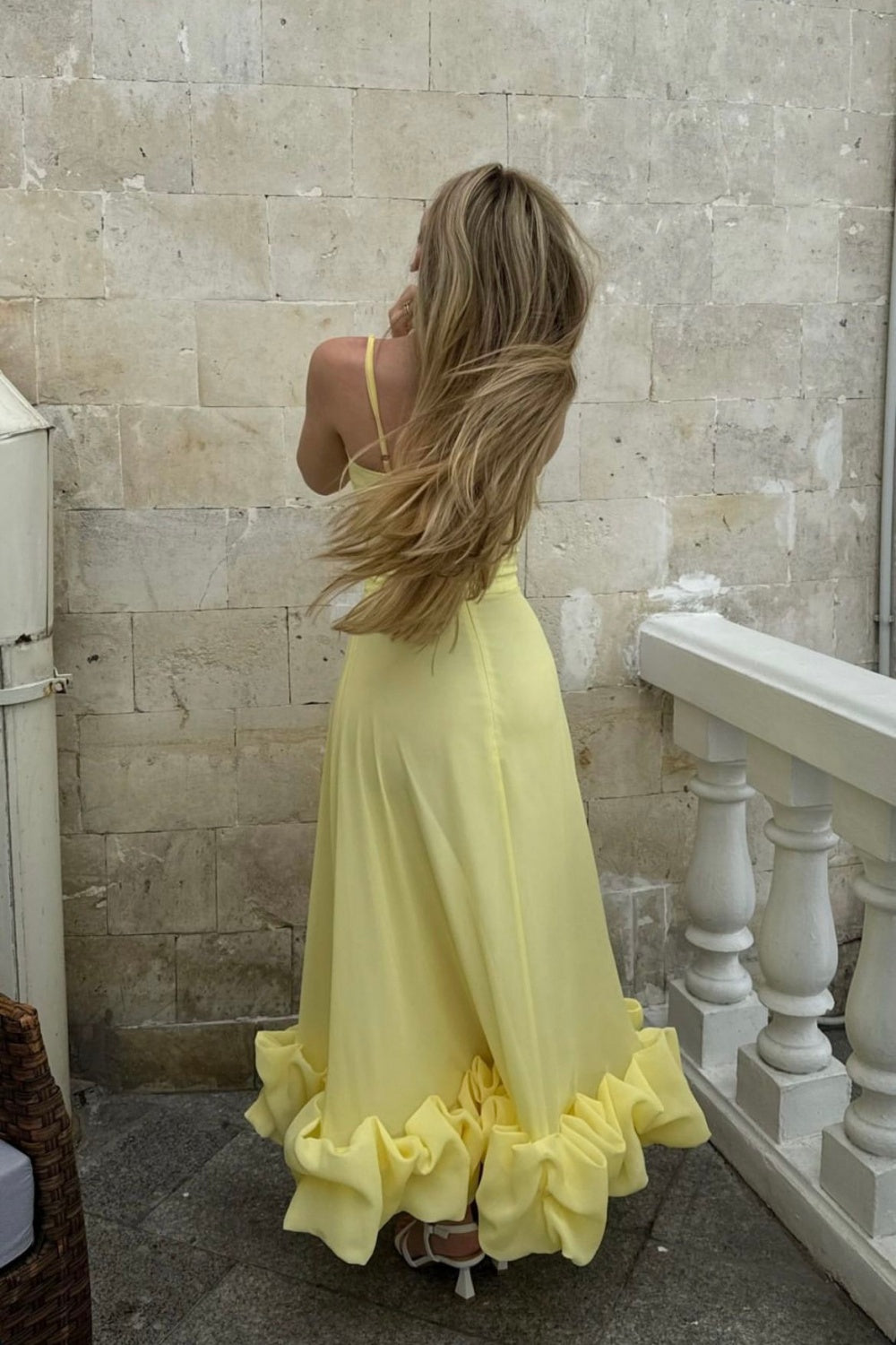 NiceVestidos - Robe de soirée midi élégante à fines bretelles et ourlet volanté, jaune clair, style français, NV5902