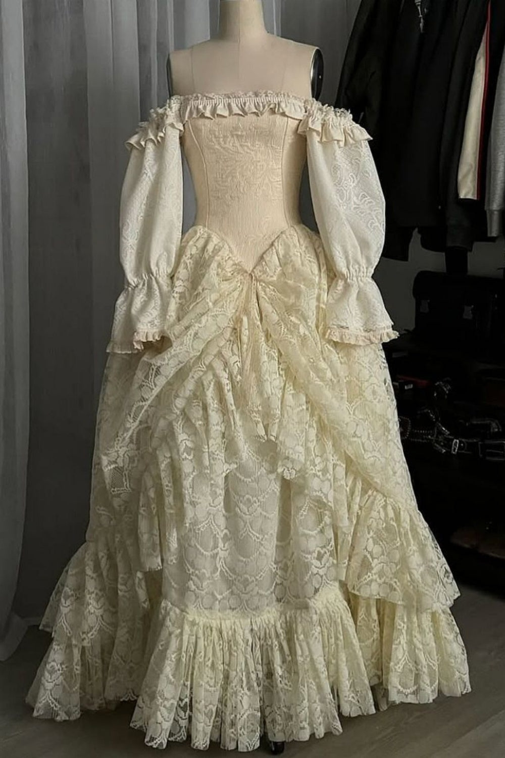 NiceVestidos – Langärmeliges, langes, zartes Spitzenkleid mit mehreren Lagen NV6033