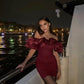 Dunkelrotes, modisches, schmal geschnittenes, schulterfreies, kurzes Mini-Homecoming-Partykleid nv2429
