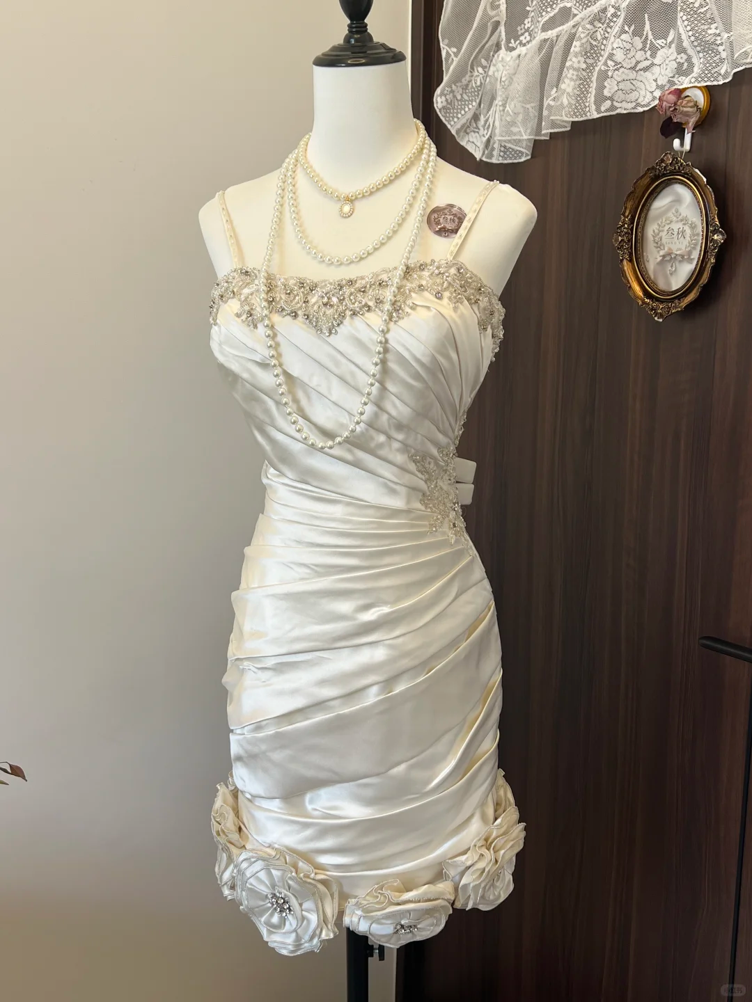 Elfenbeinweißes, geblümtes, perlenbesetztes, kurzes Satin-Heimkehrkleid, Ballkleid, Abendkleid, Hochzeitskleid, nv4217