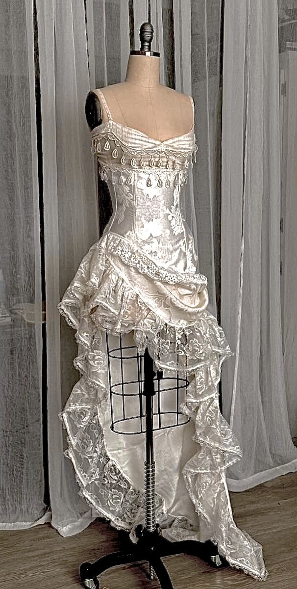 Champagnergoldenes Satin-Spaghetti-Träger-Fransenkleid mit Stufenrock NV6252