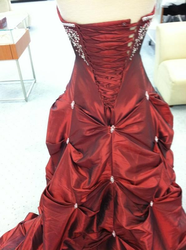NiceVestidos-Burgunderrotes, ärmelloses, bodenlanges Ballkleid aus Satin mit Perlenbesatz und Schleppe, NV6180