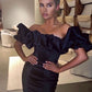 Schwarzes, enges, schulterfreies, kurzes Mini-Satinkleid mit Rüschen, Homecoming-Kleid, Ballkleid, Geburtstagspartykleid, NV1730