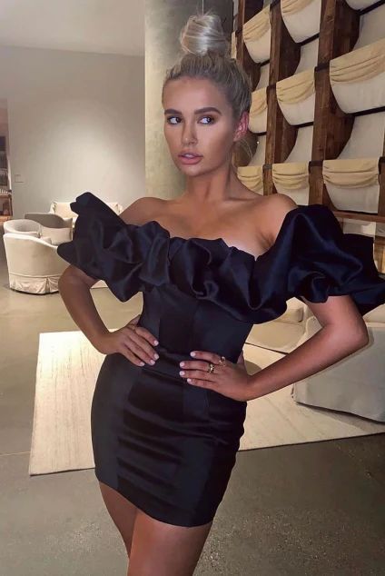 Schwarzes, enges, schulterfreies, kurzes Mini-Satinkleid mit Rüschen, Homecoming-Kleid, Ballkleid, Geburtstagspartykleid, NV1730