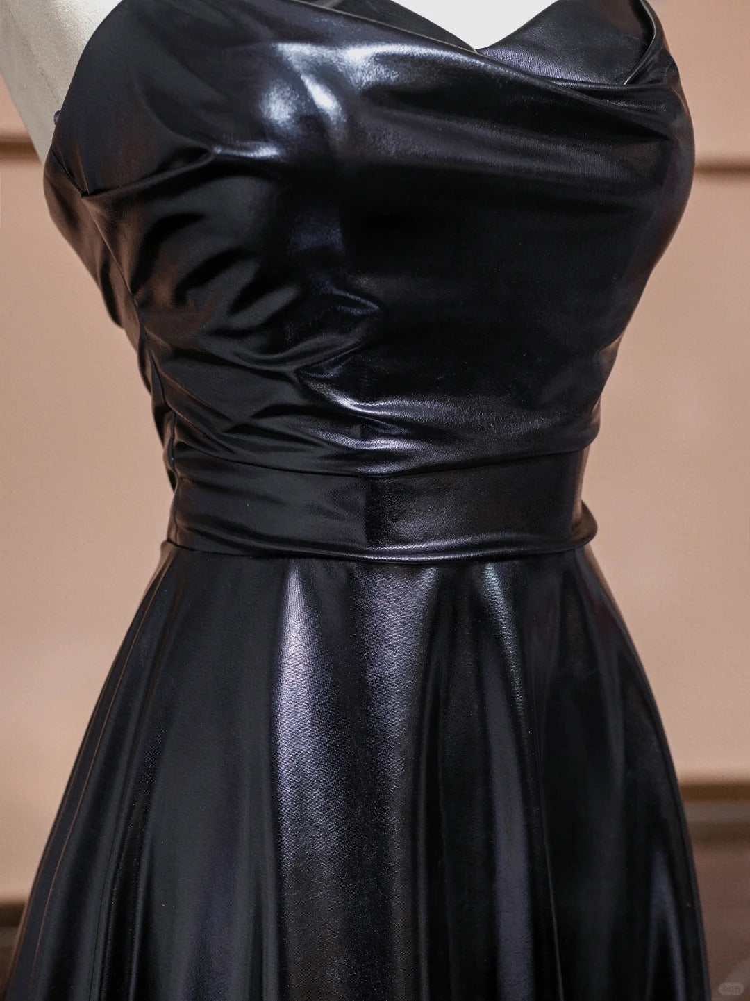 Schwarzes schlichtes, stilvolles bodenlanges Ballkleid-Abendkleid aus Satin, NV5055