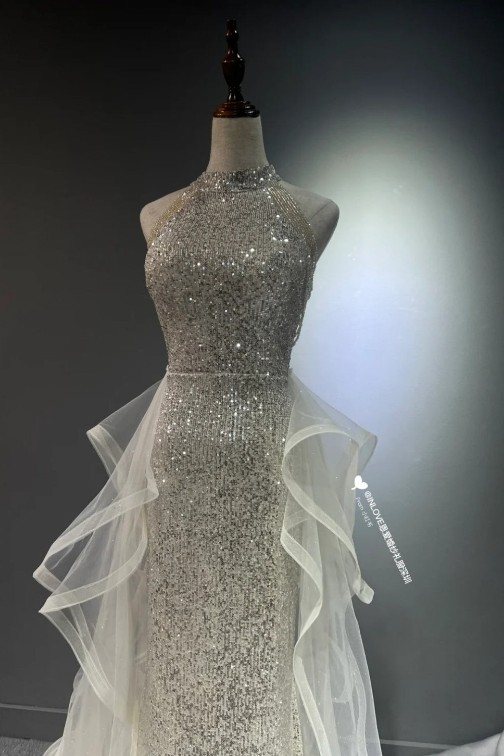 Glänzendes langes Tüll-Ballkleid NV6628