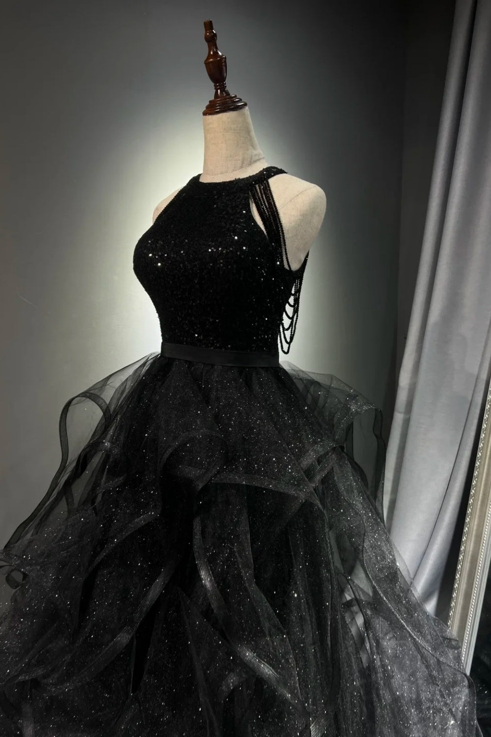 Schwarzes, glänzendes langes Ballkleid NV6624