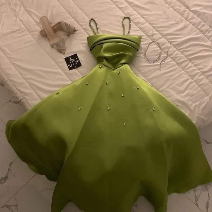 Robe de soirée mi-longue en satin à bretelles spaghetti verte/rouge/violet/bleue nv3206