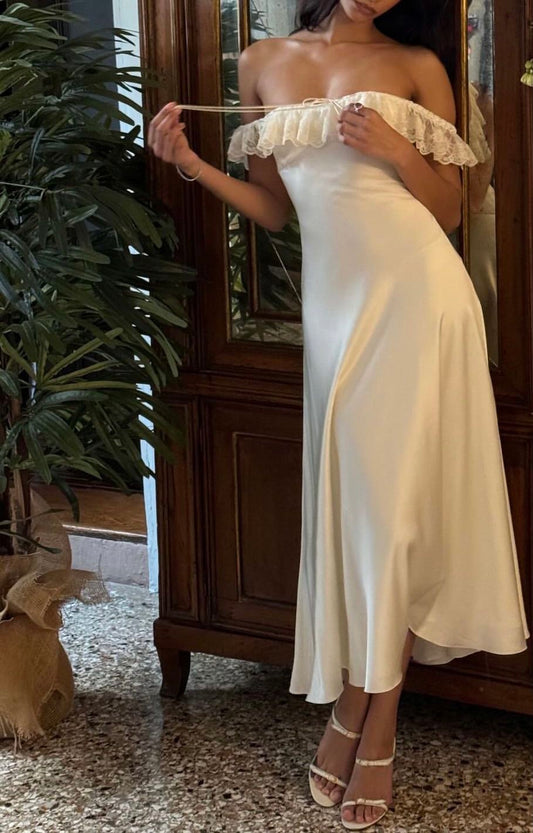 Brautjungfernkleider im Retro-Stil: Verspieltes, schulterfreies Spitzenkleid | Weißes Satin-Maxikleid mit Schlitz für ein luxuriöses Dinner-Date oder eine Gartenparty (NV6268)