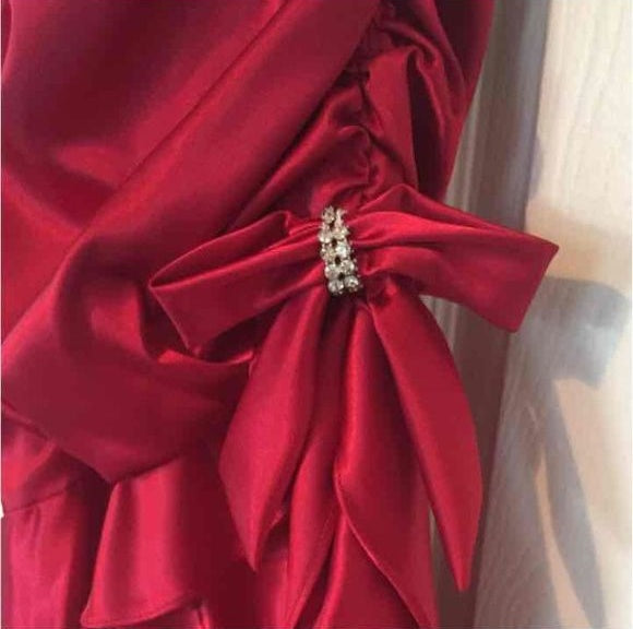 Robe de soirée longue rouge en satin à volants, sans bretelles, à la mode, nv3608
