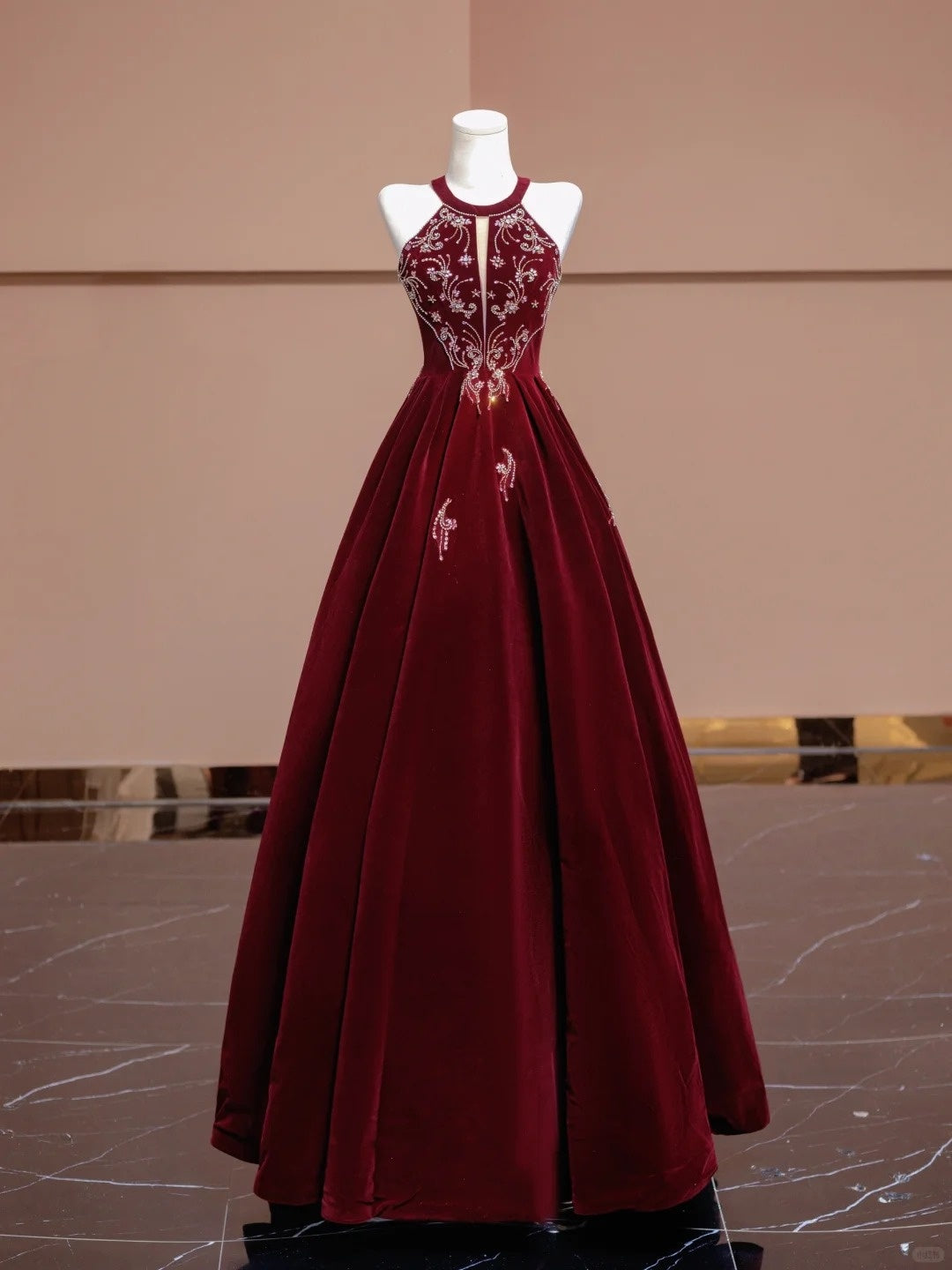 Rotes, perlenbesetztes, langes, bodenlanges Ballkleid aus Samt, NV5051