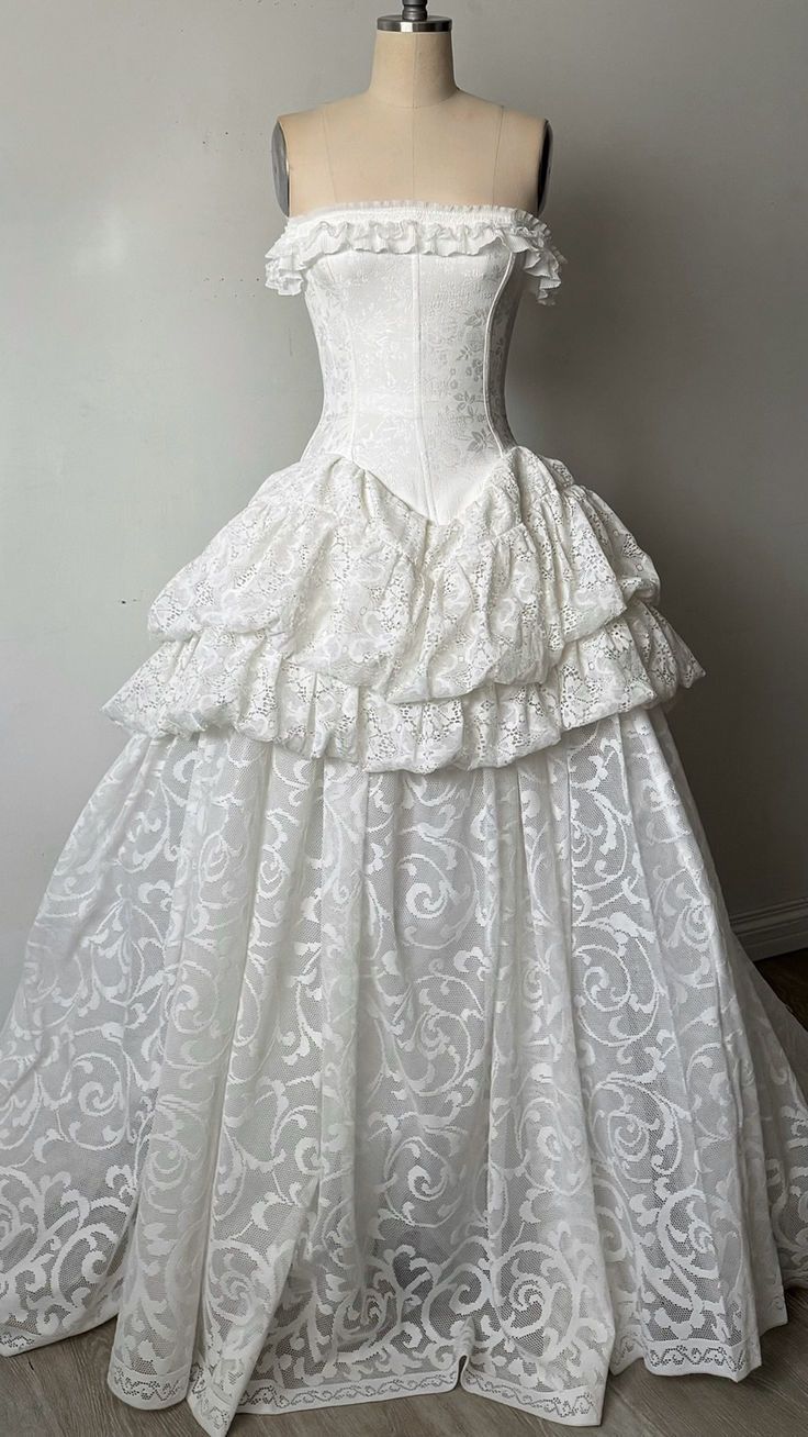 NiceVestidos - Robe de bal longue en dentelle à épaules dénudées et volants multicouches NV5763