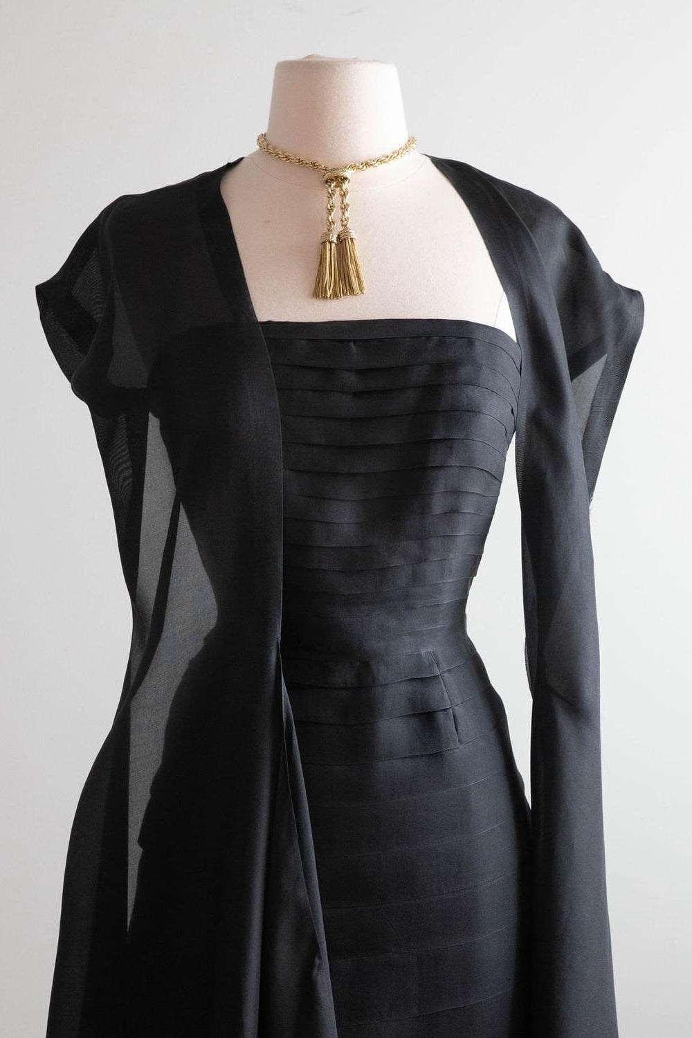 NiceVestidos - Robe de cocktail d'anniversaire noire en satin plissé, sans bretelles, en mousseline, manches courtes, longueur genou, NV5808
