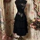 Robe de soirée courte noire à bretelles spaghetti et appliques florales nv2973