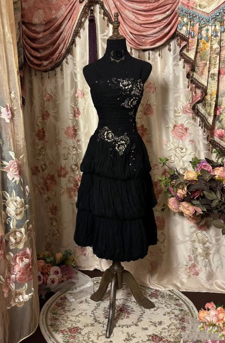 Robe de soirée courte noire à bretelles spaghetti et appliques florales nv2973