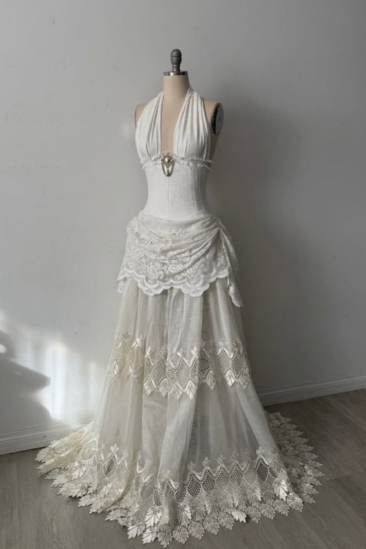 NiceVestidos – Vintage-Spitzen-Neckholder-Brautkleid im Court-Stil mit tiefem V-Ausschnitt, Korsett, mehrlagiger Stickerei und langer Schleppe (NV5890)