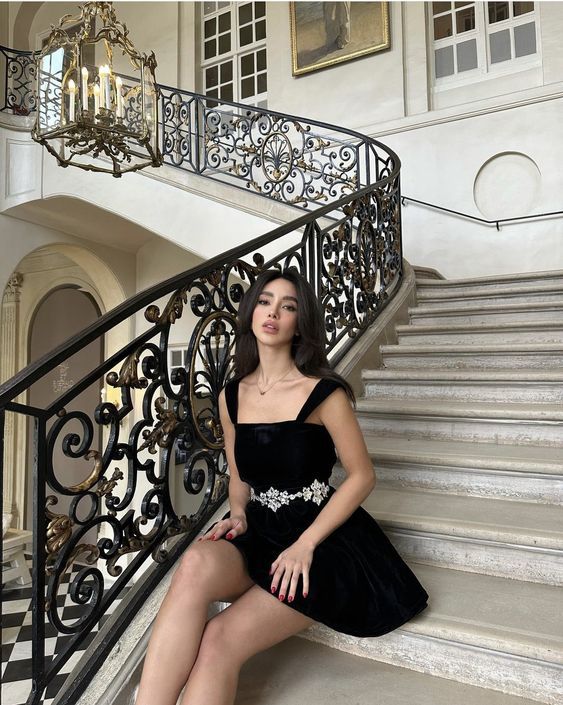 Schwarzes trägerloses Homecoming-Kleid aus Samt, kurzes Mini-Partykleid mit Applikationen, nv2996