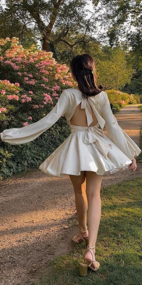 Robe de soirée courte blanche à col roulé et manches longues en satin sexy avec bretelles dos nu et bretelles ajourées nv1902
