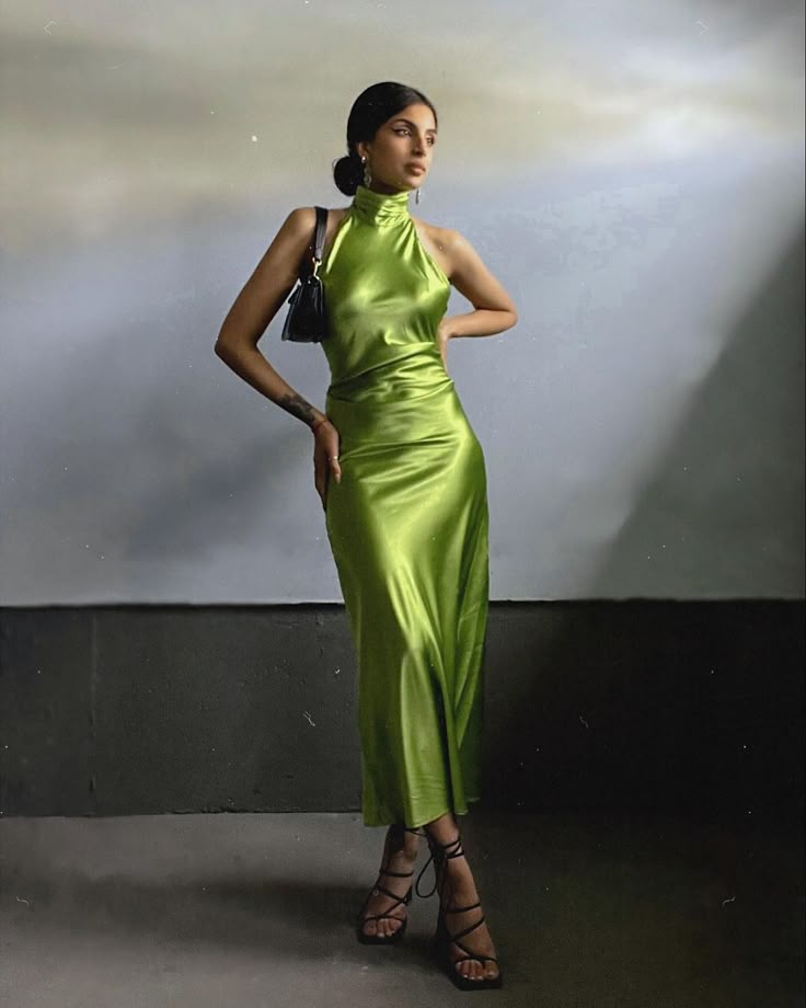 Robe de soirée longue en satin à bretelles élégantes et vertes nv3667
