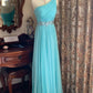 Elegantes, eisblaues One-Shoulder-Kleid mit Raffungen, Perlenbesatz und Schleppe – perfekt für Hochzeitsgäste und Dinnerpartys (NV6371)