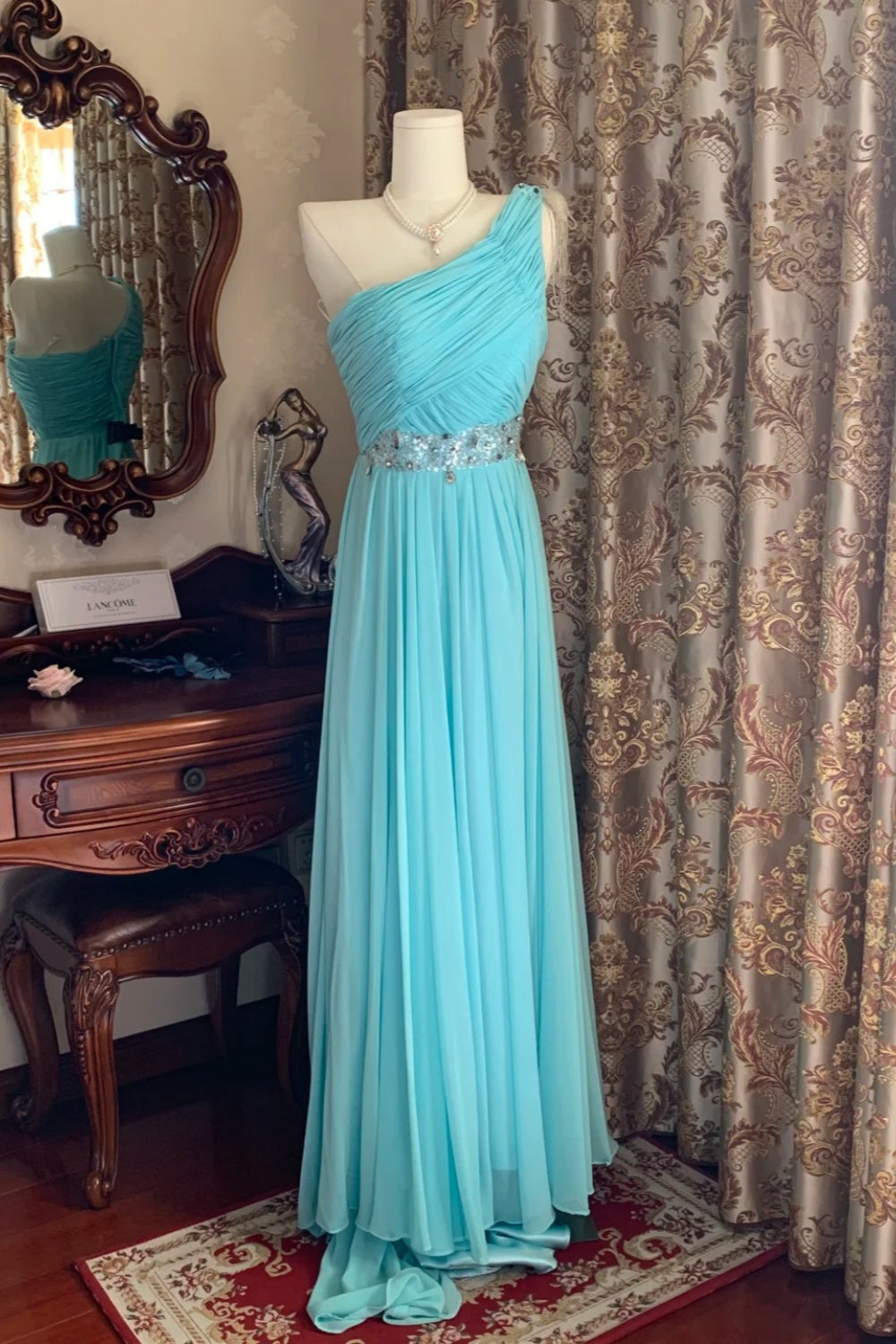 Elegantes, eisblaues One-Shoulder-Kleid mit Raffungen, Perlenbesatz und Schleppe – perfekt für Hochzeitsgäste und Dinnerpartys (NV6371)