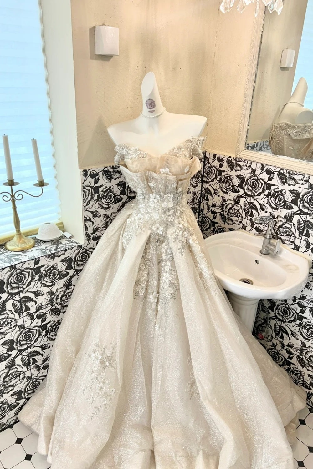 Einseitig schulterfreies, schwer besetztes Chiffon-Abendkleid mit Nietenbesatz NV6719