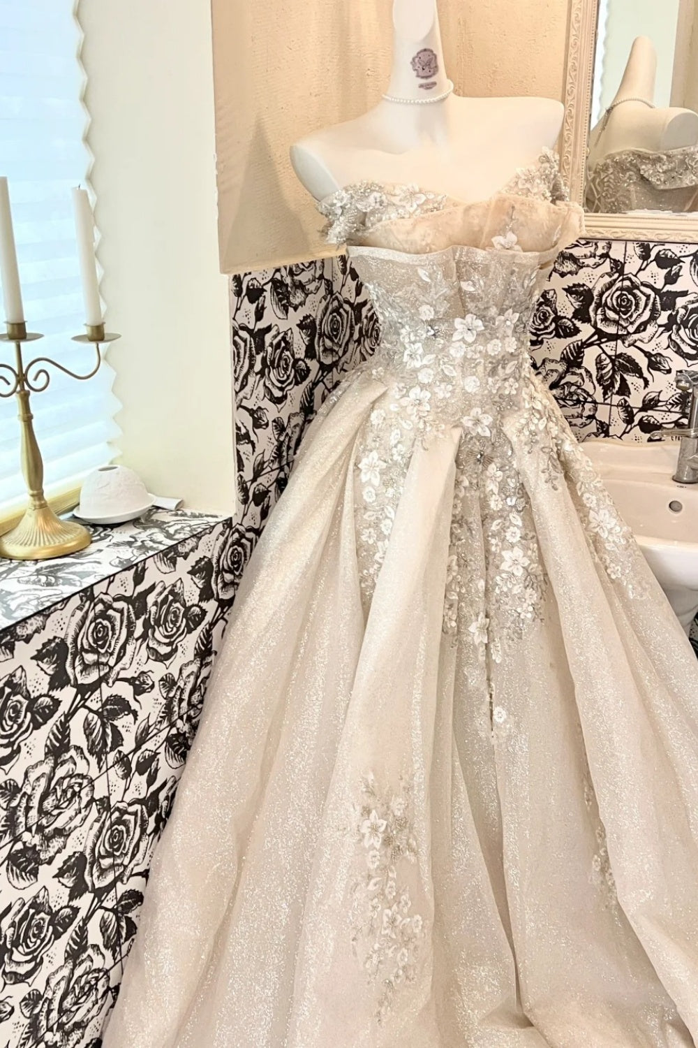 Einseitig schulterfreies, schwer besetztes Chiffon-Abendkleid mit Nietenbesatz NV6719