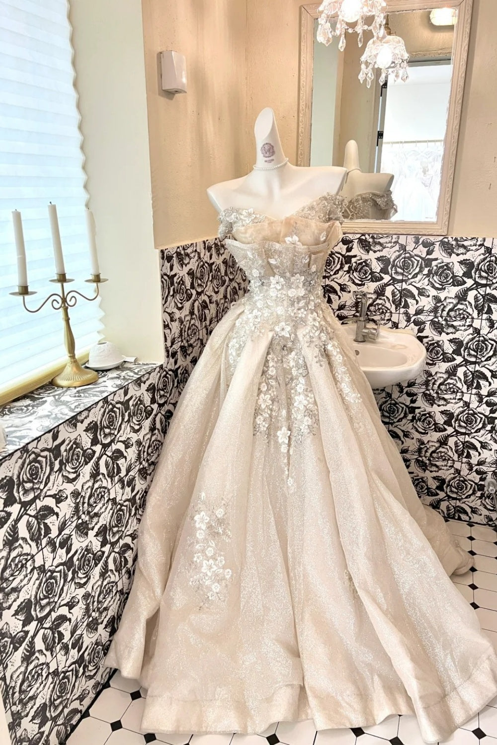 Einseitig schulterfreies, schwer besetztes Chiffon-Abendkleid mit Nietenbesatz NV6719