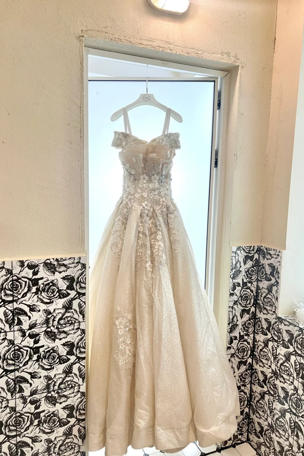 Einseitig schulterfreies, schwer besetztes Chiffon-Abendkleid mit Nietenbesatz NV6719