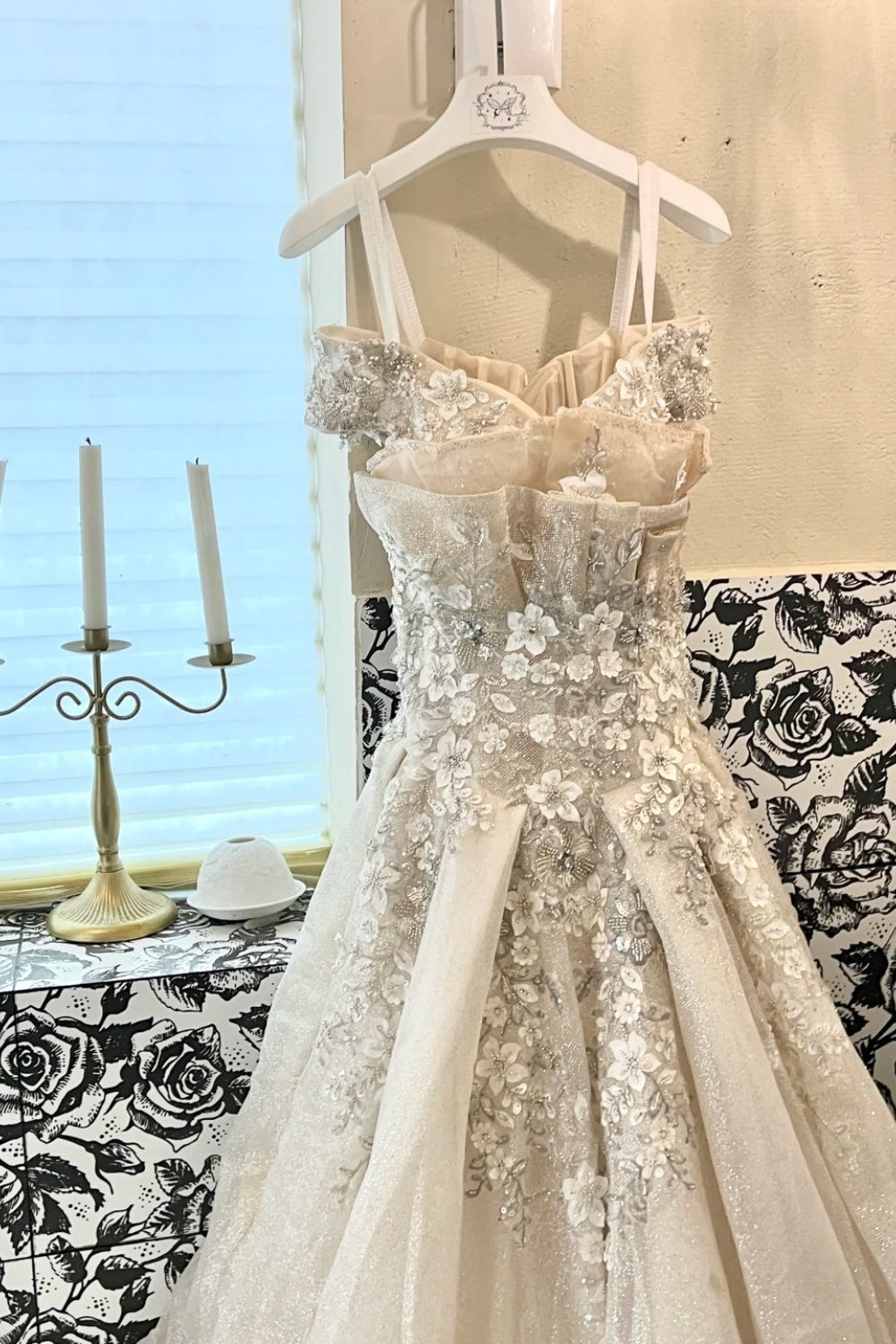 Einseitig schulterfreies, schwer besetztes Chiffon-Abendkleid mit Nietenbesatz NV6719