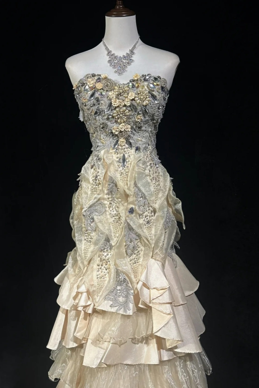Luxuriöses und prachtvolles langes Abendkleid mit aufwendiger Perlenverzierung, Ballkleid NV6576