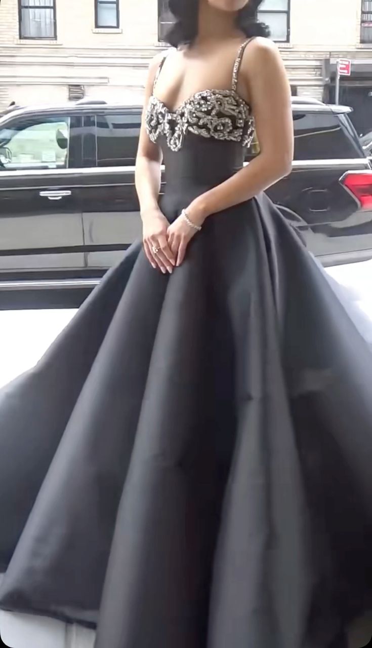 Luxuriöses, perlenbesetztes Abendkleid im Palaststil mit Spaghettiträgern | Schwarzes Satin-Maxikleid mit Schleppe für Galas, Preisverleihungen und exklusive gesellschaftliche Anlässe NV6270