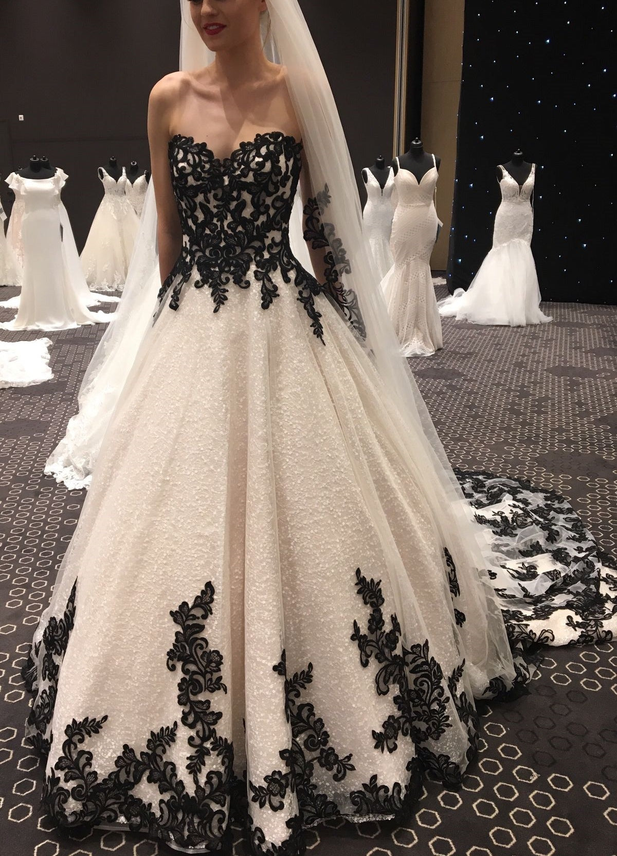 Robe de mariée en dentelle florale noire délicatement perlée, longue robe de mariée en tulle NV6704