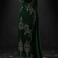 Dunkles, luxuriöses, avantgardistisches One-Shoulder-Abendkleid | Smaragdgrünes, perlenbesetztes, besticktes Maxikleid mit Meerjungfrauen-Schleppe und Cape für Galas, Red Carpet und Retro-Mottopartys NV6290