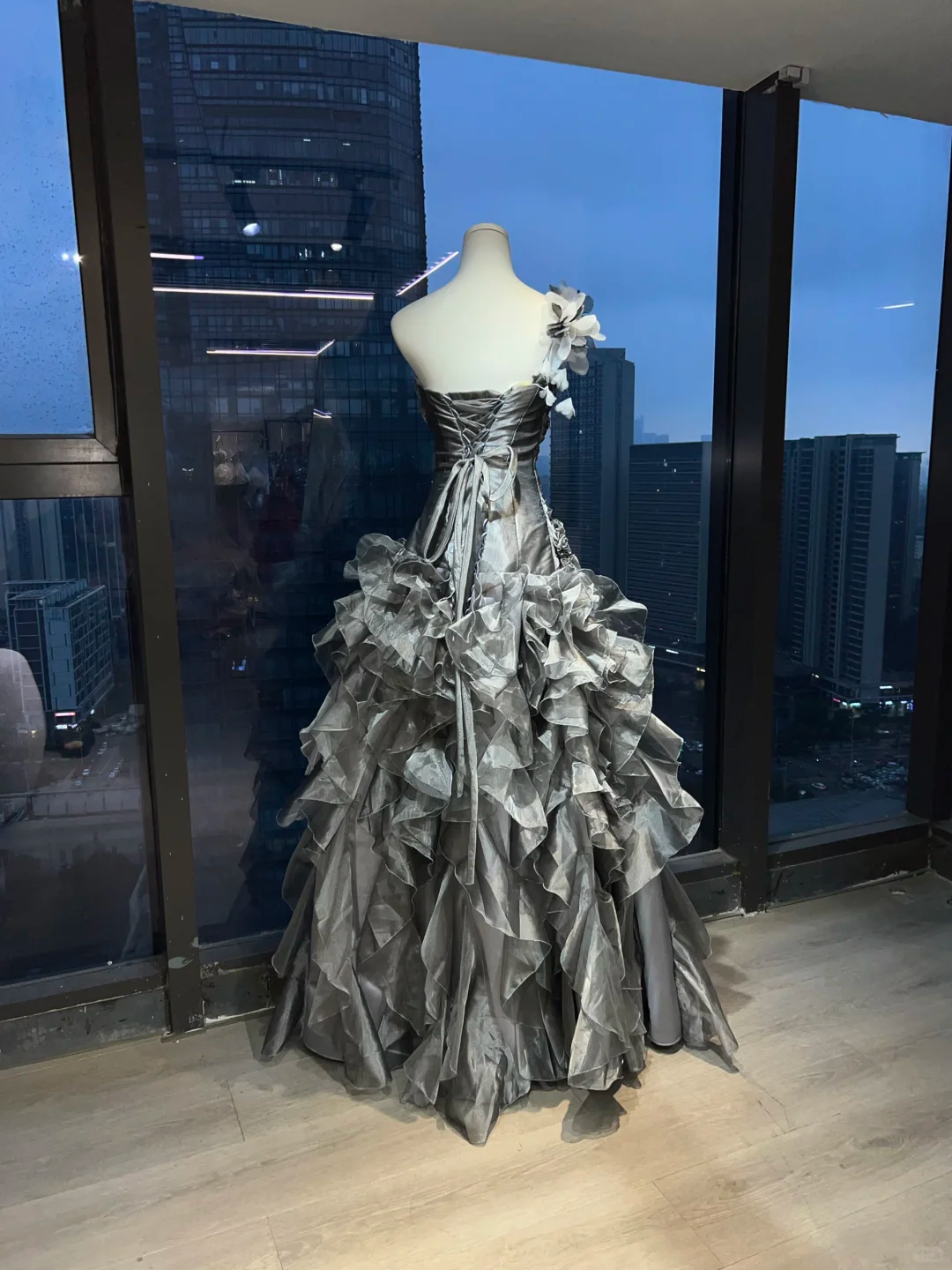 Strapless Dark Grey Mermaid Gown Sweetheart Ruched Hand Beaded 3D Flower Tiered Ruffle Organza Prom Dress  NV7029