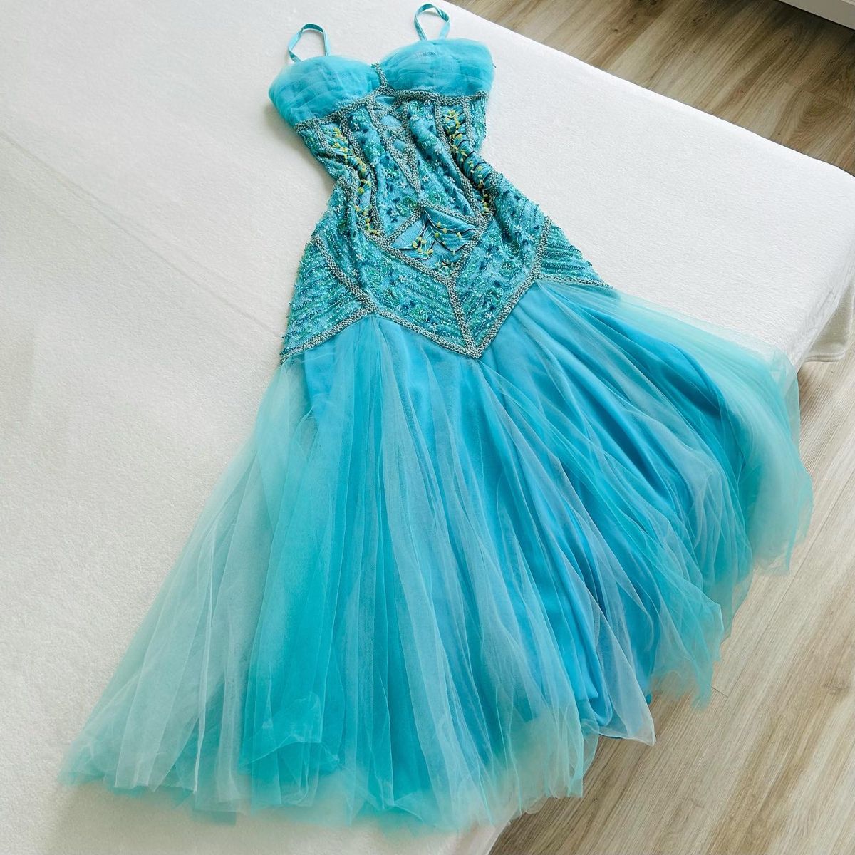 NiceVestidos - Robe de bal longue en tulle et mousseline de soie perlée bleue exquise, bretelles spaghetti, robe de fée NV5705