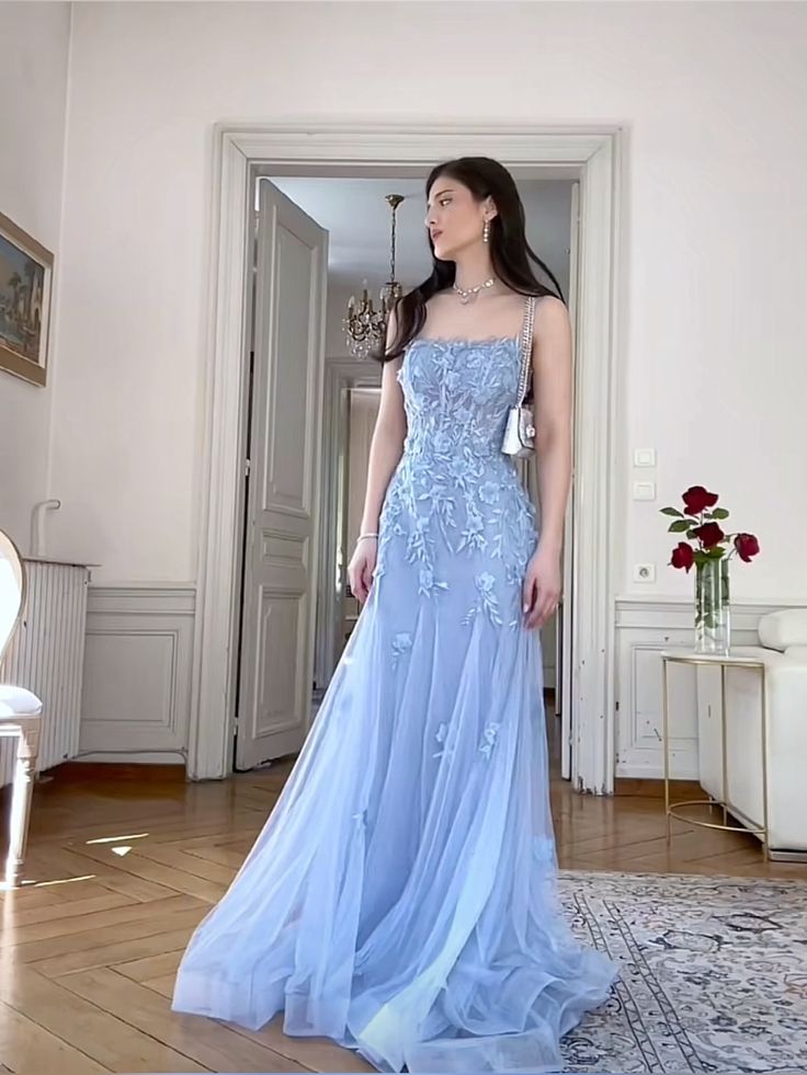 Robe de soirée longue en tulle bleu, élégante et raffinée, brodée, bretelles spaghetti, épaules dénudées, longueur au sol, robe de bal, robe de soirée, robe de soirée nv3716