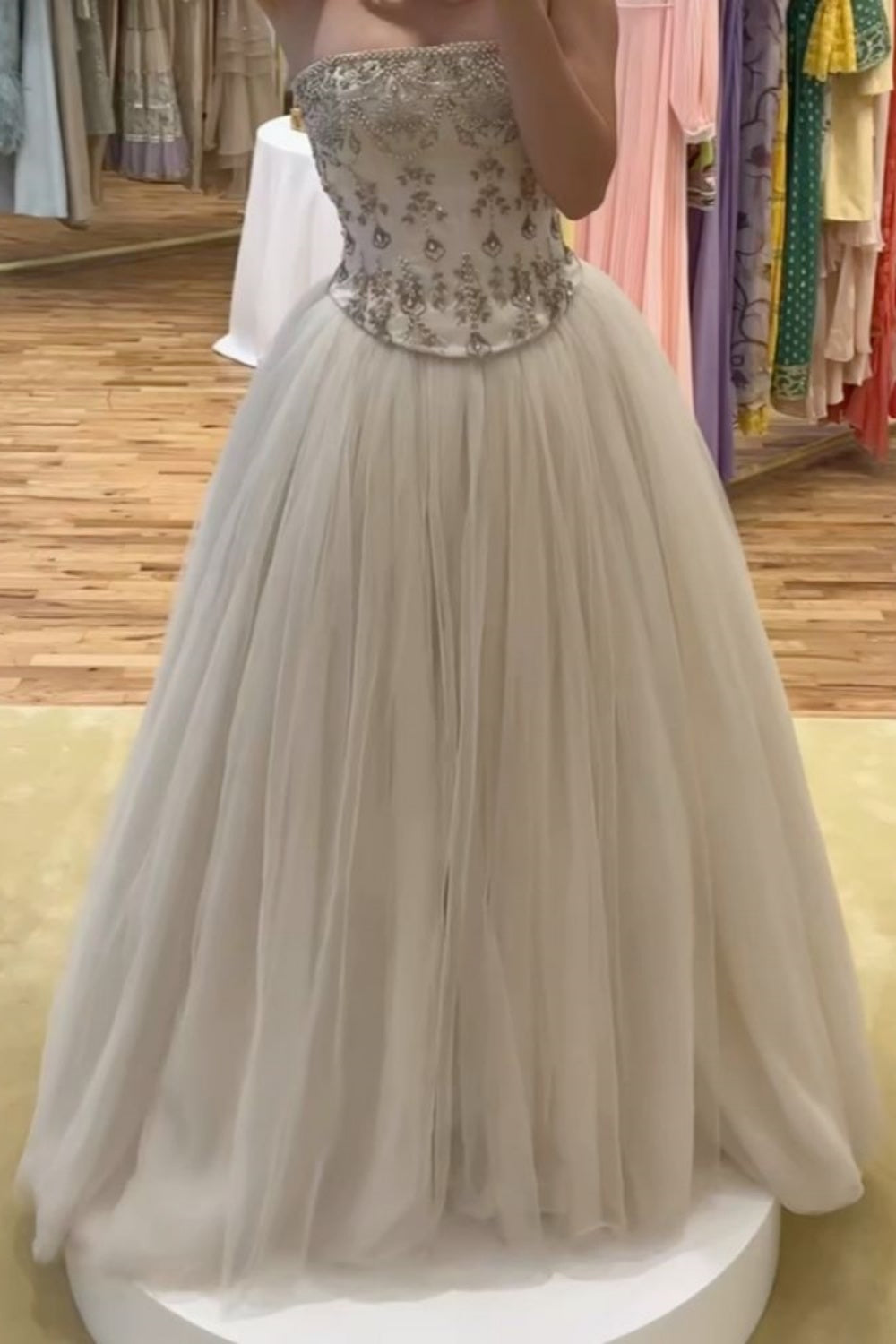 NiceVestidos – Weißes, zartes, perlenbesetztes, langes Ballkleid aus Tüll, NV5838