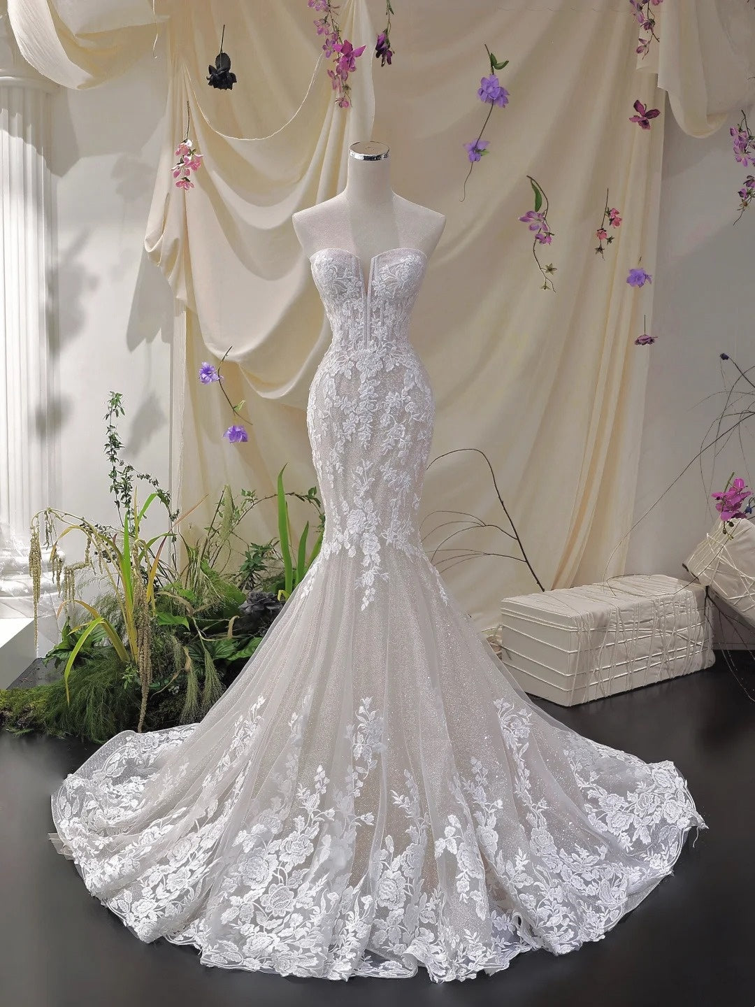 Weißes, langes Meerjungfrau-Kleid mit Blumenapplikationen und Spitze im bodenlangen Slim Fit, Ballkleid, Abendkleid, Brautkleid, NV4434