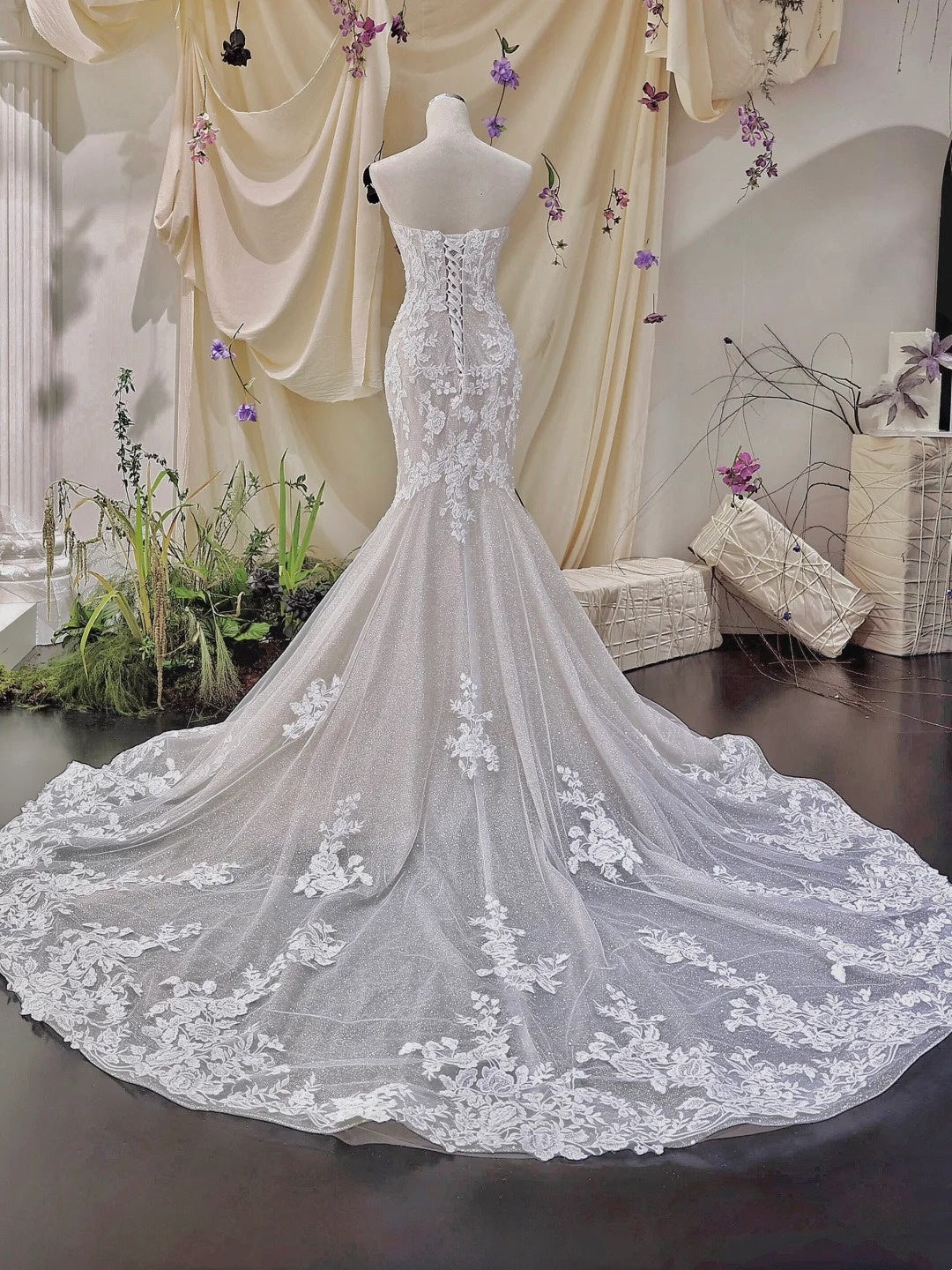 Weißes, langes Meerjungfrau-Kleid mit Blumenapplikationen und Spitze im bodenlangen Slim Fit, Ballkleid, Abendkleid, Brautkleid, NV4434