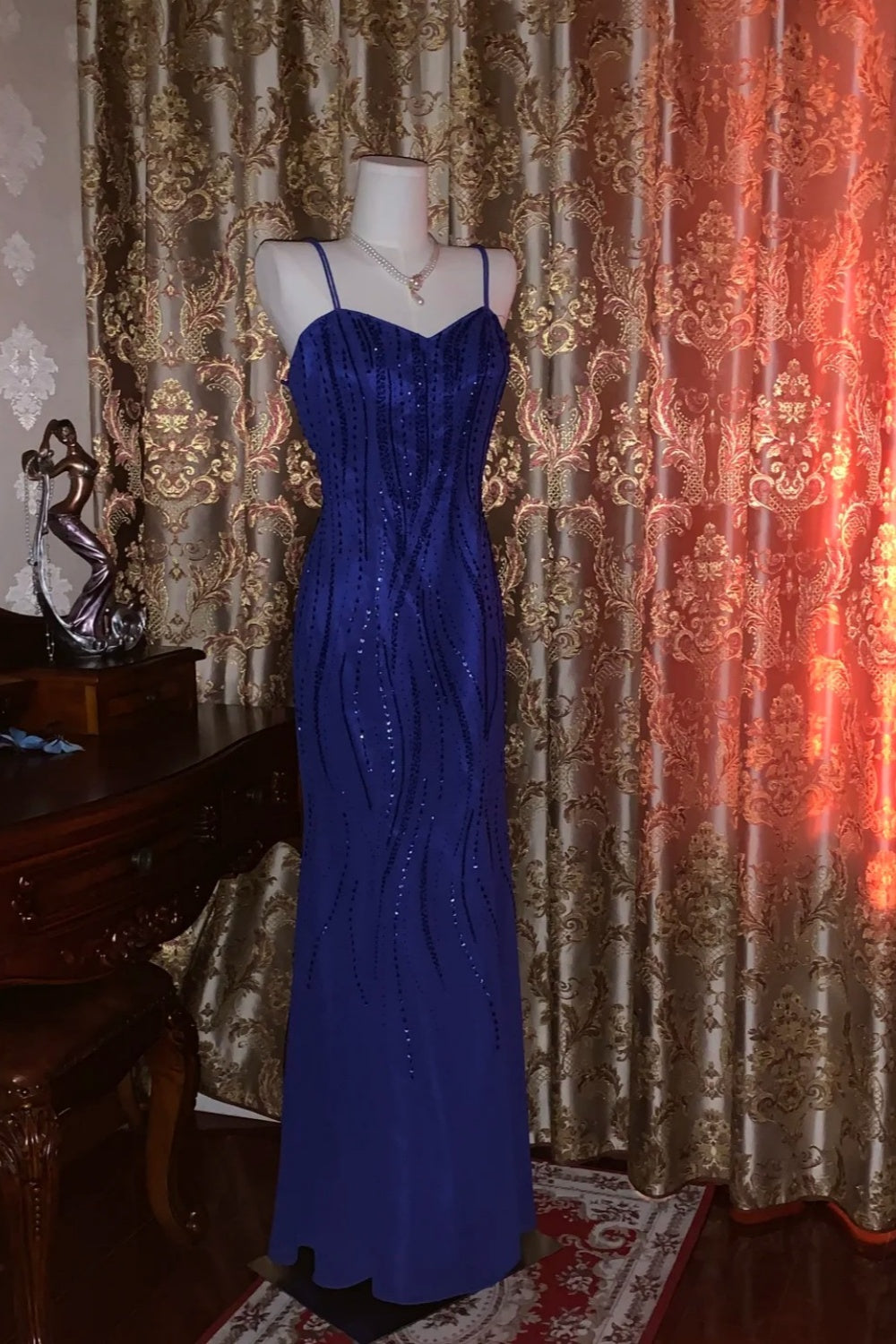 Robe longue sirène bleu roi à paillettes et perles, ornée d'un caraco et de perles - Robe élégante pour dîner et cocktail NV6369