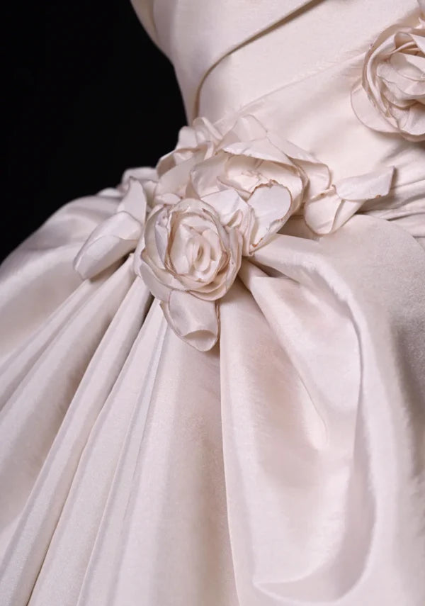 Süßes A-Linie V-Ausschnitt 3D Floral Weiß Satin Kurzes Homecoming-Kleid Geburtstagskleid nv5395