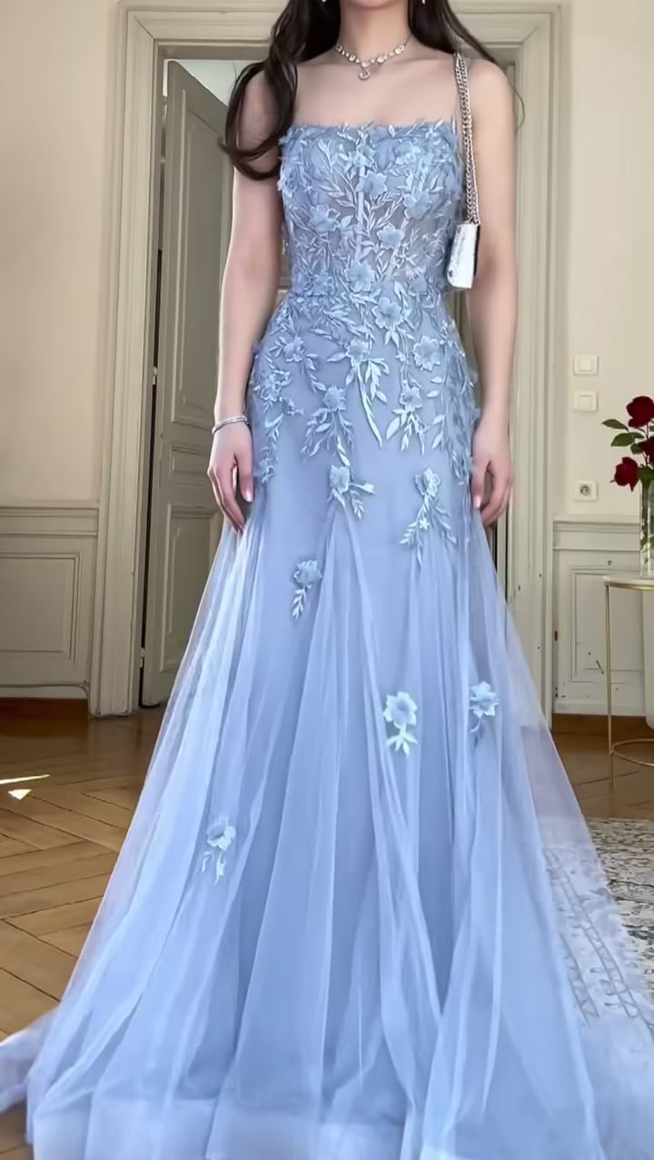 Robe de soirée longue en tulle bleu, élégante et raffinée, brodée, bretelles spaghetti, épaules dénudées, longueur au sol, robe de bal, robe de soirée, robe de soirée nv3716