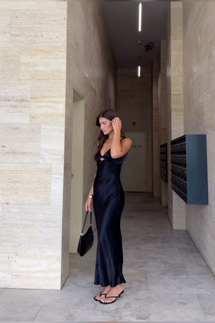 Robe de soirée longue noire simple et élégante à col en V et décolleté ajouré nv2158