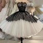 Schwarzes und weißes trägerloses kurzes Ballkleid Homecoming-Kleid Partykleid NV2055