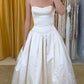 NiceVestidos – Ärmelloses, bodenlanges Brautkleid aus weißem Satin mit Spitze in A-Linie, NV5782